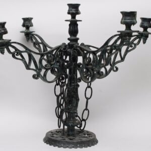 Candelabro de metal con acabado envejecido y cadenas decorativas