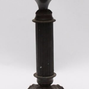 Candelabro clásico de hierro fundido con base ornamentada