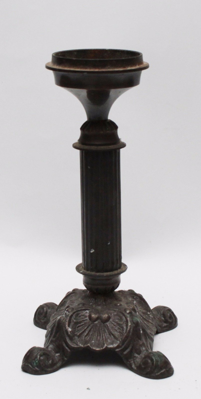 Candelabro clásico de hierro fundido con base ornamentada