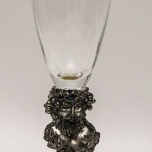 Copa de colección con base escultórica de figura mitológica