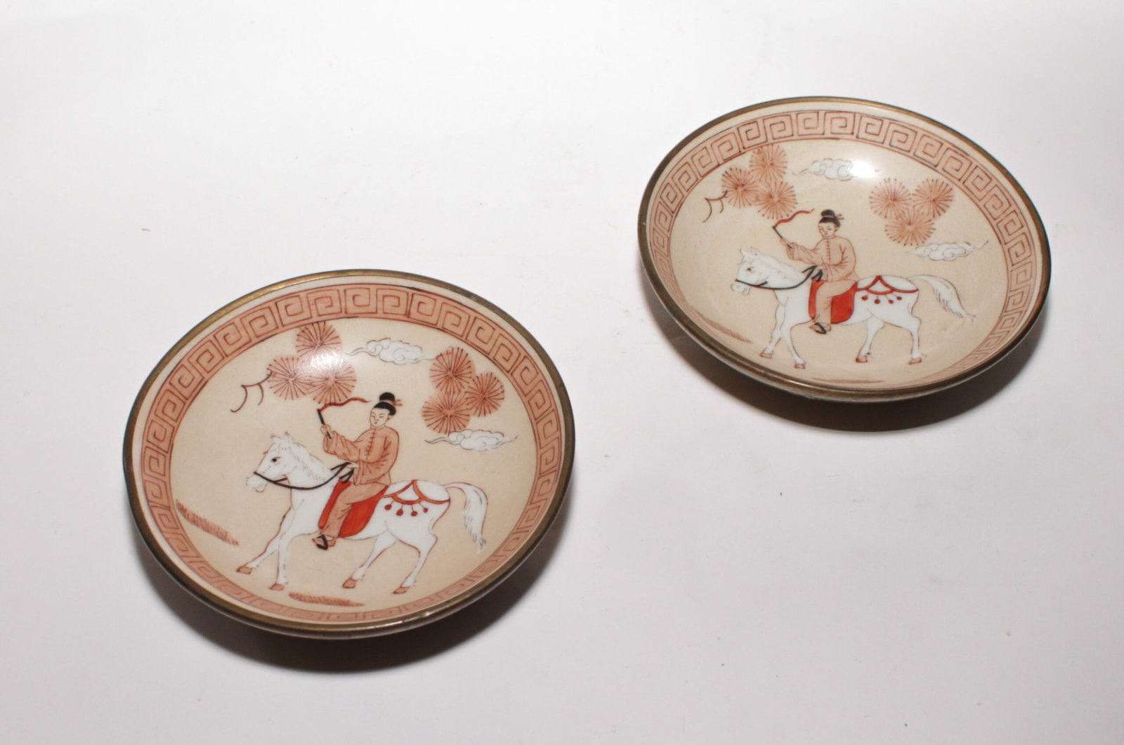 Platos decorativos de porcelana japonesa pintados a mano – Jinete clásico