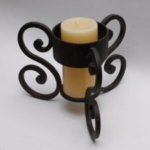 Portavelas de hierro forjado con diseño ornamental