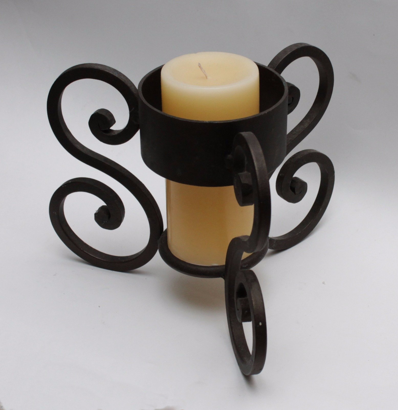 Portavelas de hierro forjado con diseño ornamental