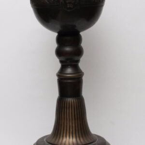 Urna ornamental de pedestal con rostro de león