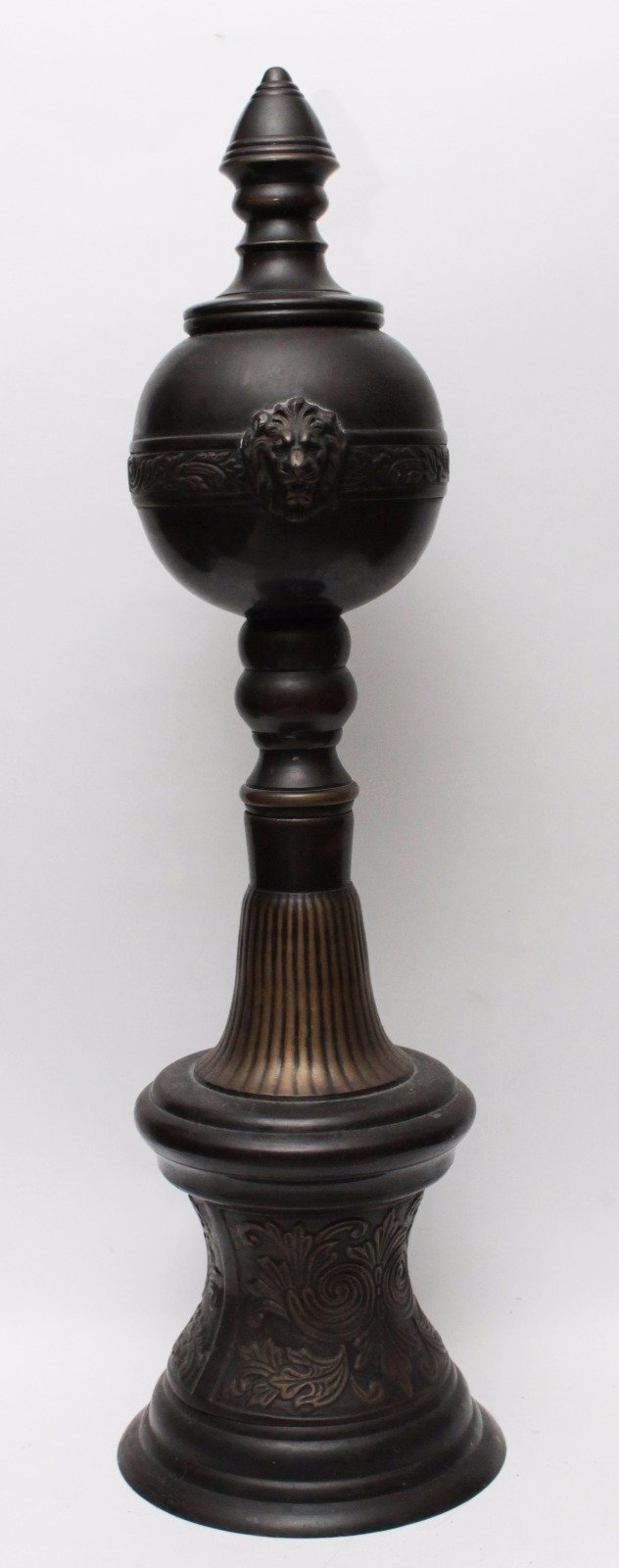 Urna ornamental de pedestal con rostro de león