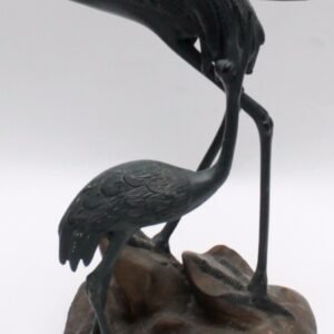 Escultura de grullas en bronce patinado