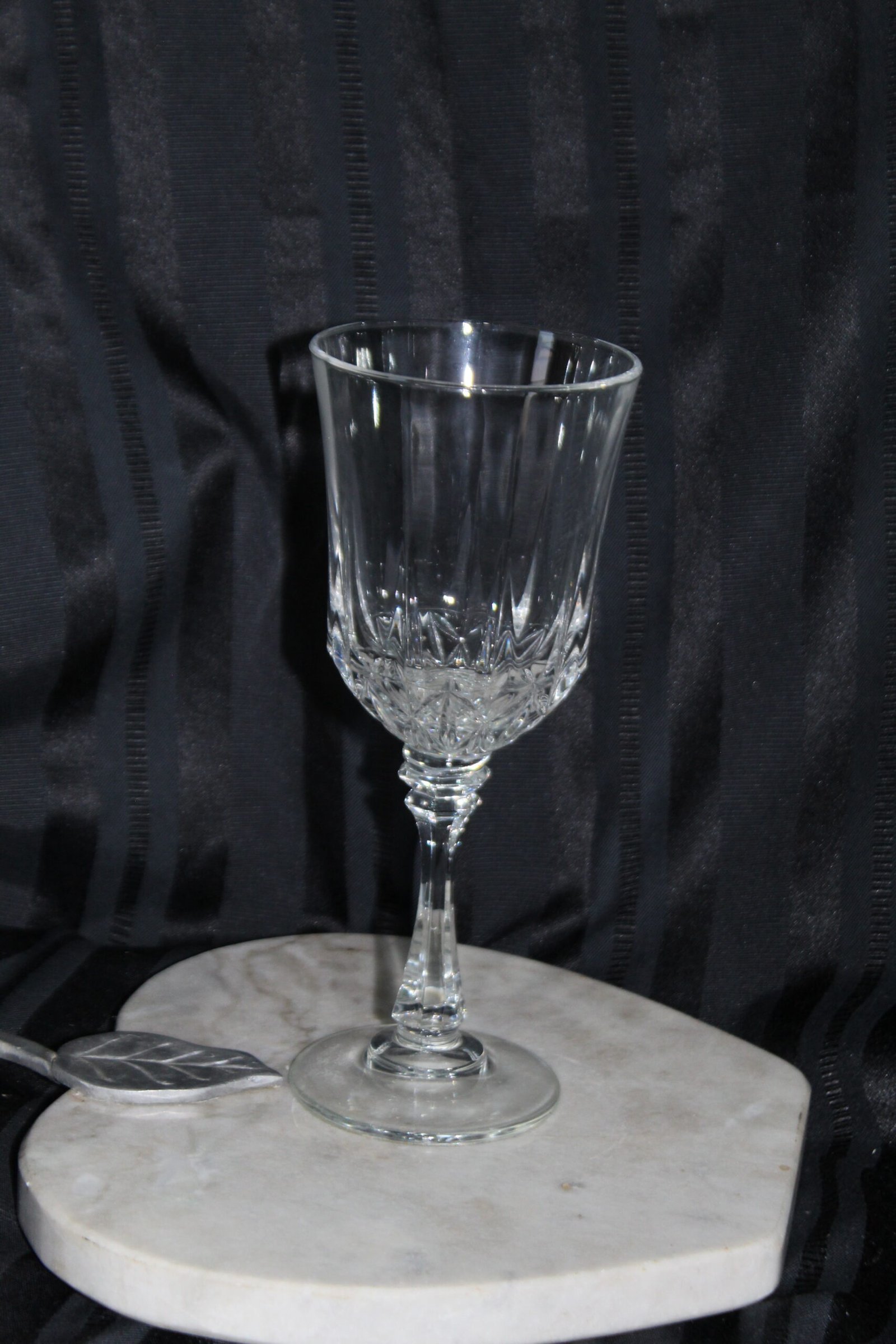 Copa tallada tipo cáliz – Ideal para vino blanco