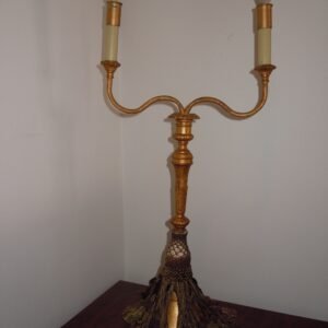 Lámpara de mesa estilo imperial con pantalla de terciopelo y base ornamentada