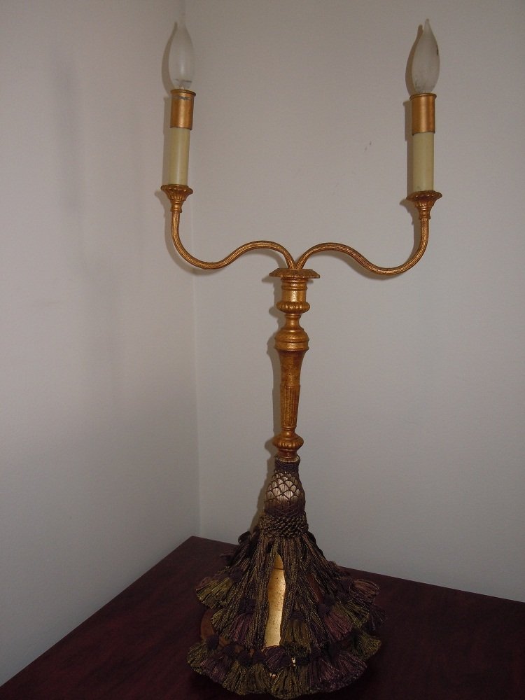 Lámpara de mesa estilo imperial con pantalla de terciopelo y base ornamentada