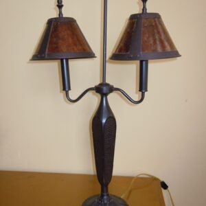 Lámpara de mesa en hierro forjado con doble pantalla de mica ámbar