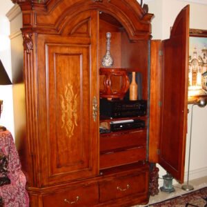 Armario clásico tallado en madera maciza con detalles ornamentales