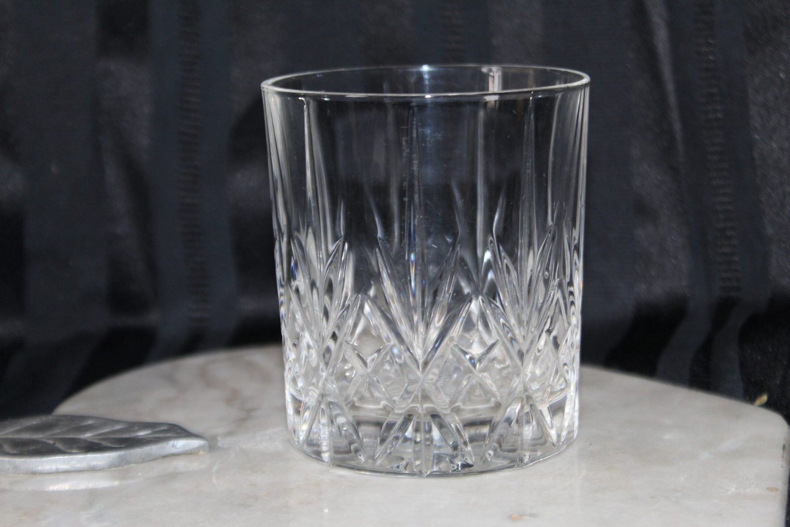 Vaso bajo tallado estilo diamante – Cristal grueso